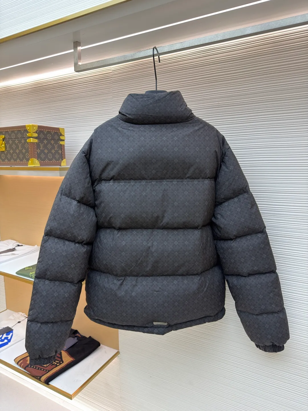 Chrome Hearts Dark Pattern Silver Buckle Down Jacket ●Item No.: 1680822-D60 ●Fabric: Nylon Fabric ●Technology: Handmade Tailoring ●Version: Fitted ●Weight: Approximately 915g ●Size: S-M-L-XL ●Description: Made of imported nylon printed dark pattern fabric, high neckline to prevent wind and cold, double-layer liner to prevent velvet, excellent warmth retention Counter-position tailoring, double placket zippers and snap buttons, hand-stitched genuine leather main label, every detail reveals low-key luxury! The top version, with an internal charge of about 380 grams, national standard 95 white goose down, fluffy and warm, feels good, and the upper body is not bloated and can be controlled at will. The version is restored, and all kinds of hardware accessories, cross zippers, are all customized and molded, oxidized and distressed! The overall wiring is straight and delicate, the fabric is comfortable and soft, and the color is consistent without color difference. It can be matched with the same style to create a fashionable look and control various occasions. Customized accessories, complete with three standards, same style for men and women!